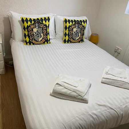 1000 m2, 3 yatak odalı, 1 banyolu , Watford bölgesinde Dış mekan fotoğraf
