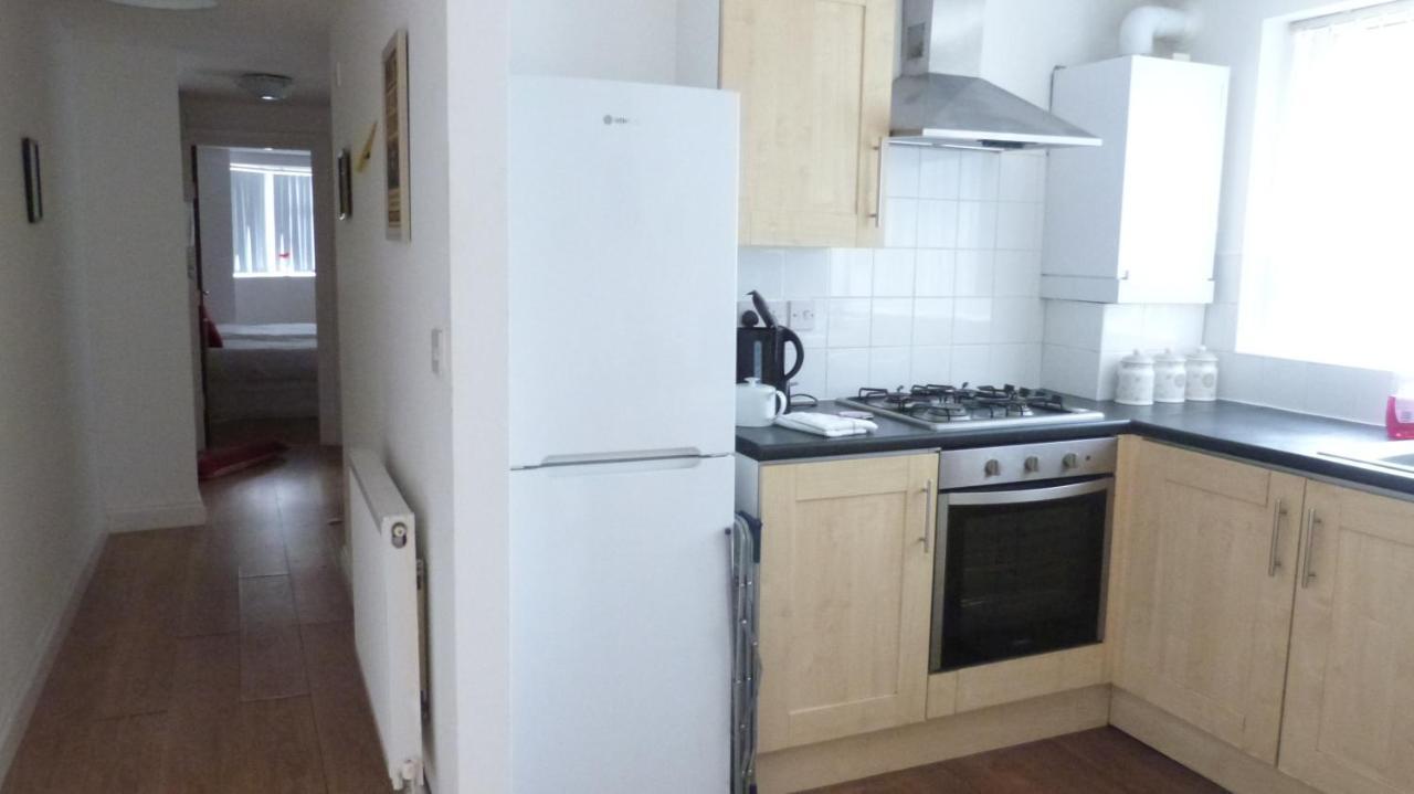 1000 m2, 3 yatak odalı, 1 banyolu , Watford bölgesinde Dış mekan fotoğraf