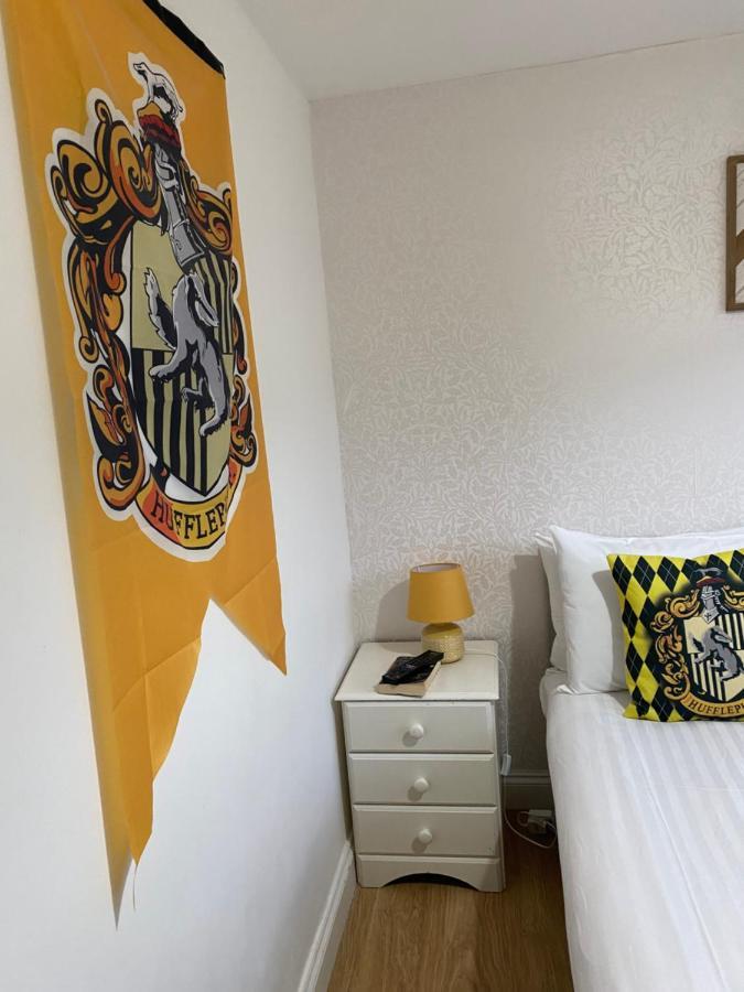 1000 m2, 3 yatak odalı, 1 banyolu , Watford bölgesinde Dış mekan fotoğraf