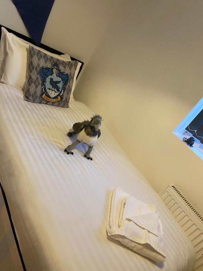 1000 m2, 3 yatak odalı, 1 banyolu , Watford bölgesinde Dış mekan fotoğraf