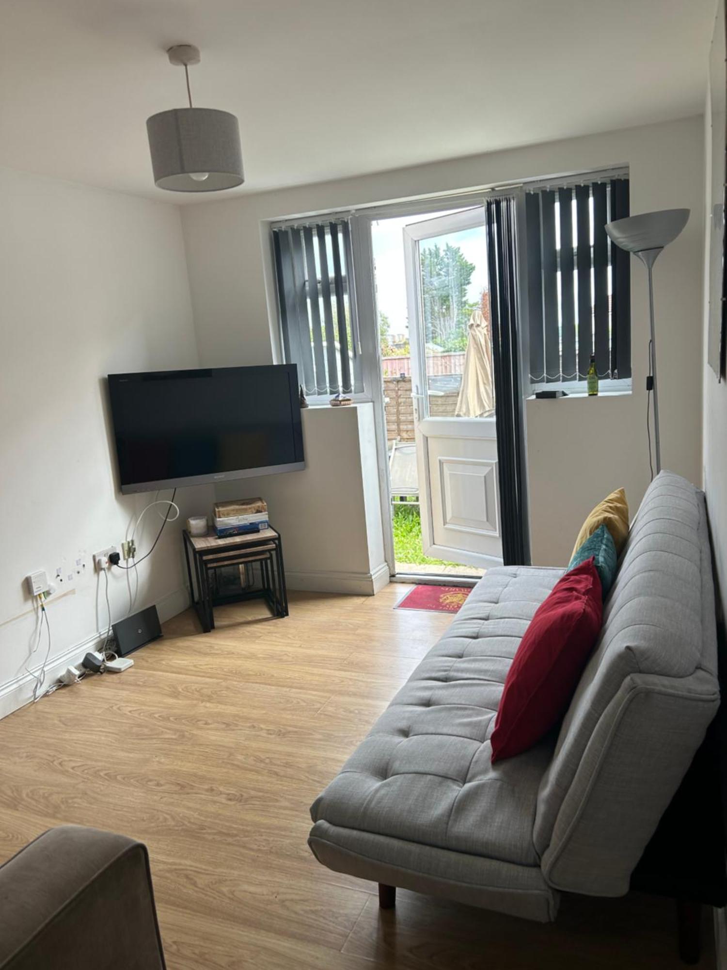 1000 m2, 3 yatak odalı, 1 banyolu , Watford bölgesinde Dış mekan fotoğraf