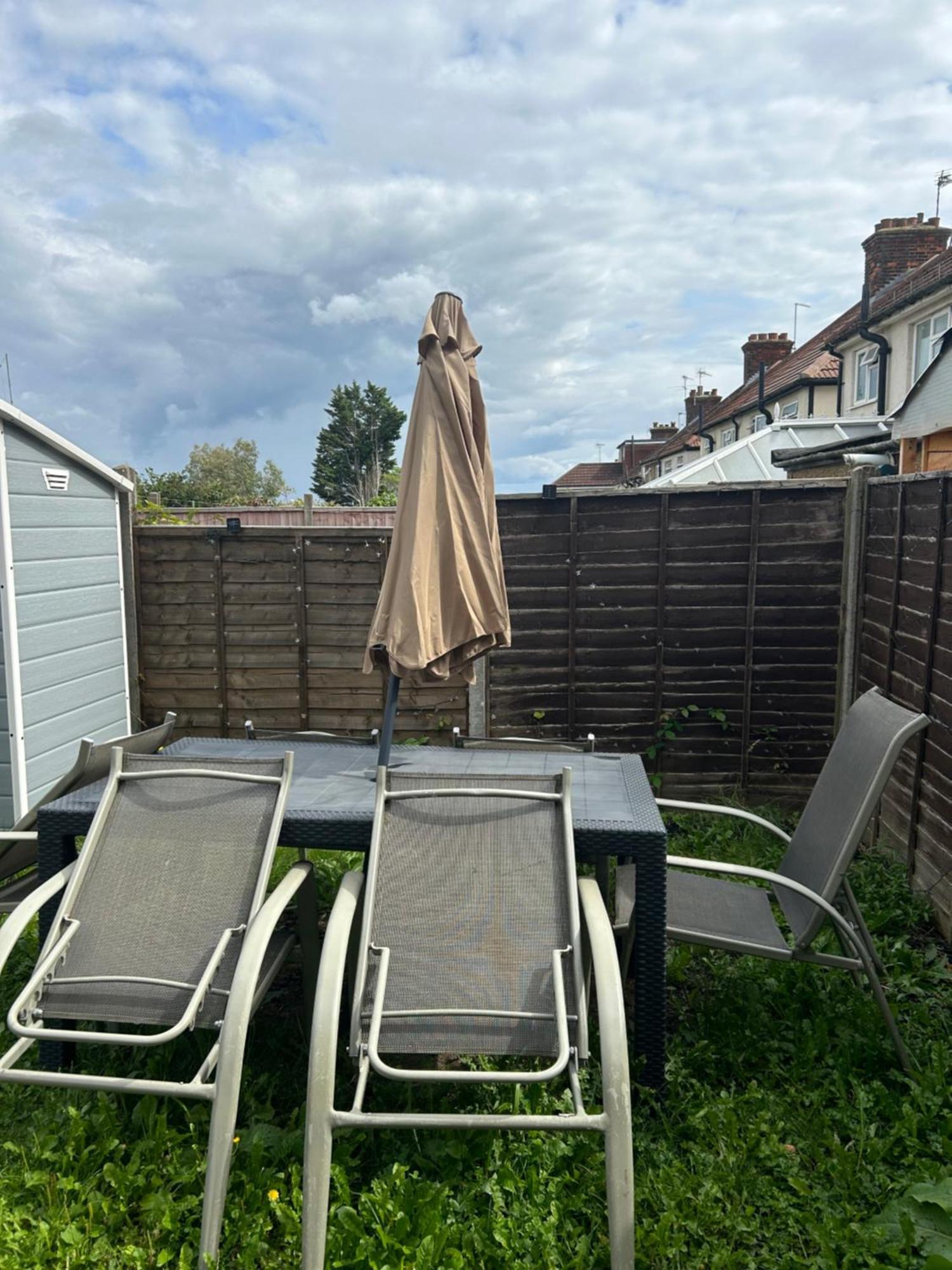 1000 m2, 3 yatak odalı, 1 banyolu , Watford bölgesinde Dış mekan fotoğraf