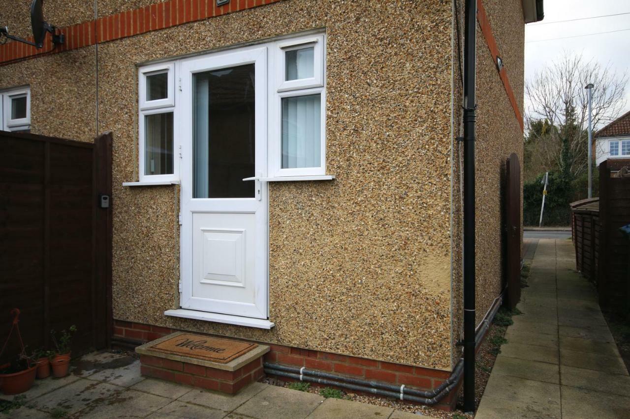 1000 m2, 3 yatak odalı, 1 banyolu , Watford bölgesinde Dış mekan fotoğraf